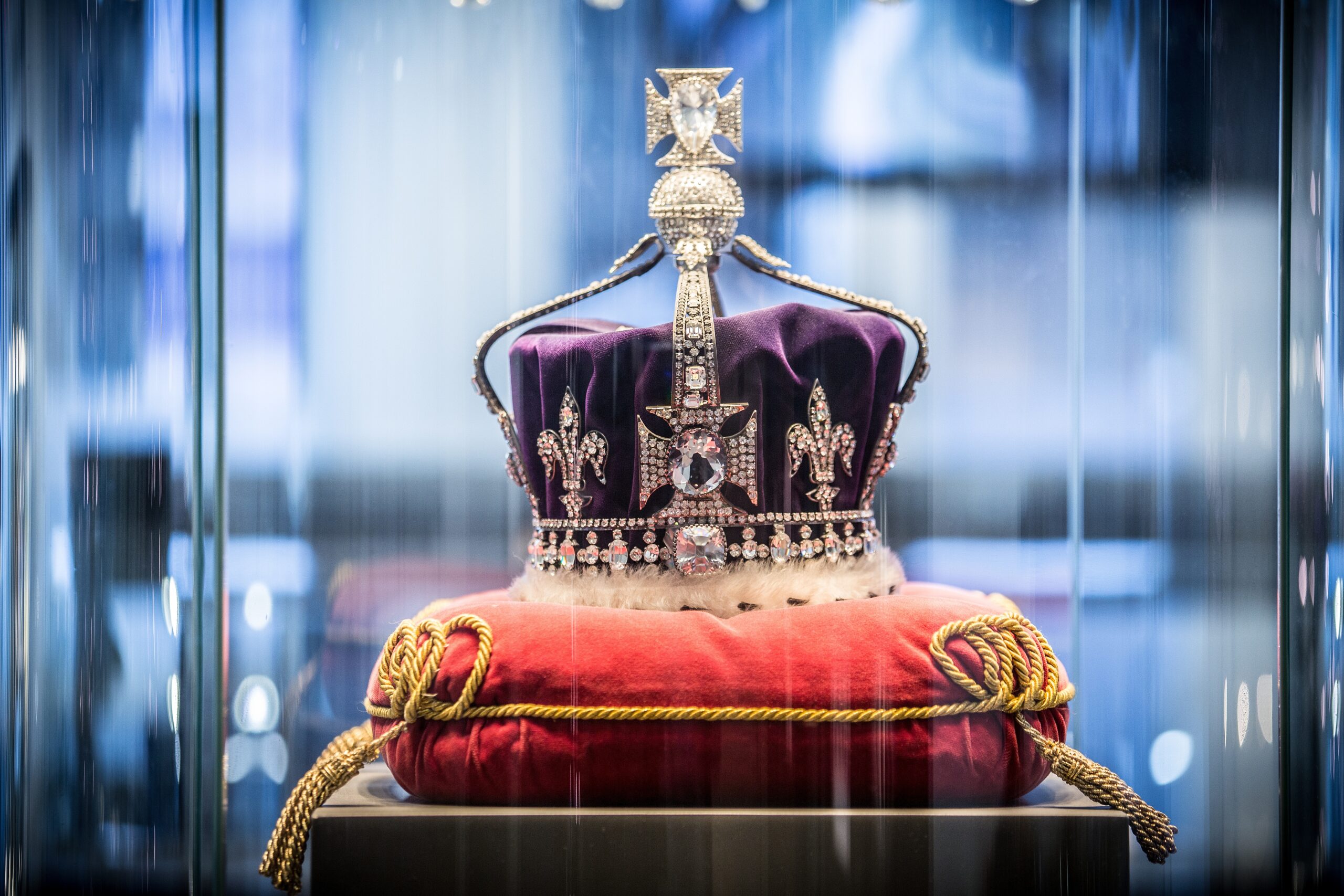 Crown of the Queen Mother replica at Royal Coster Diamonds exhibition scaled